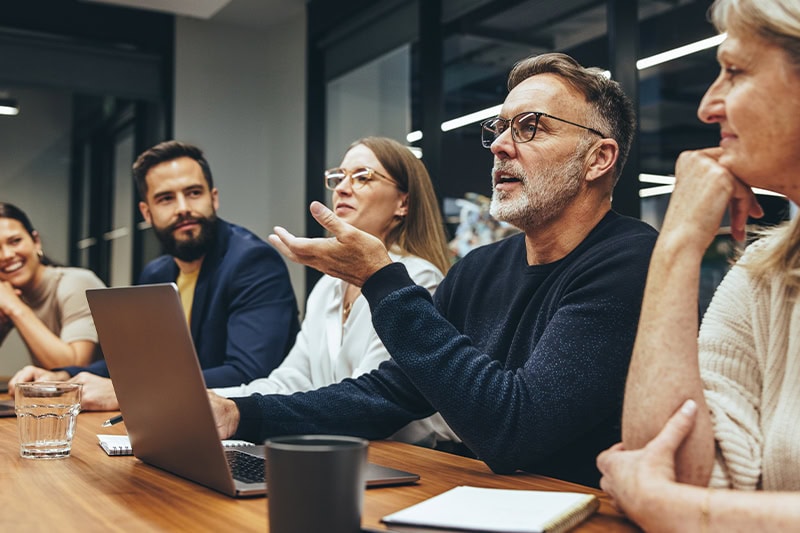 Medarbejdergruppe deltager i et engagerende DISC kursus med fokus på certificering.