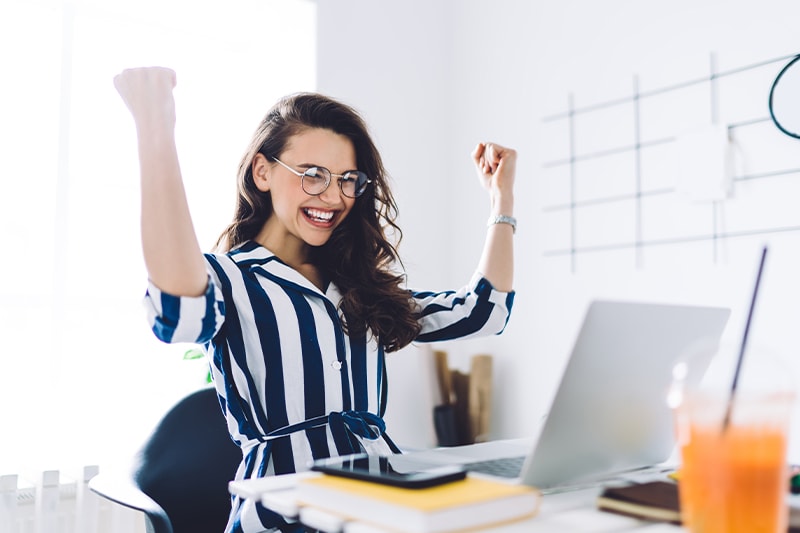Kvinde med personprofil udviser arbejdsglæde og trivsel på arbejdspladsen.