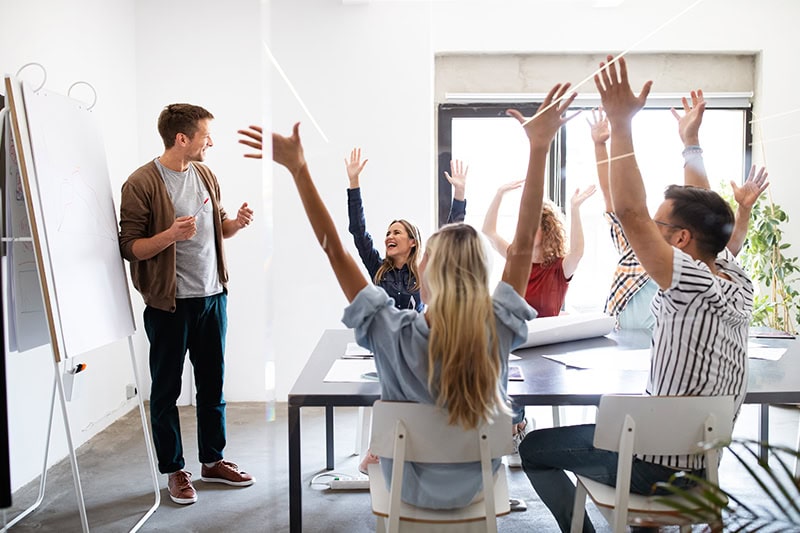 Erfaren mandlig facilitator leverer et engagerende DISC teambuilding event for medarbejdergruppe.