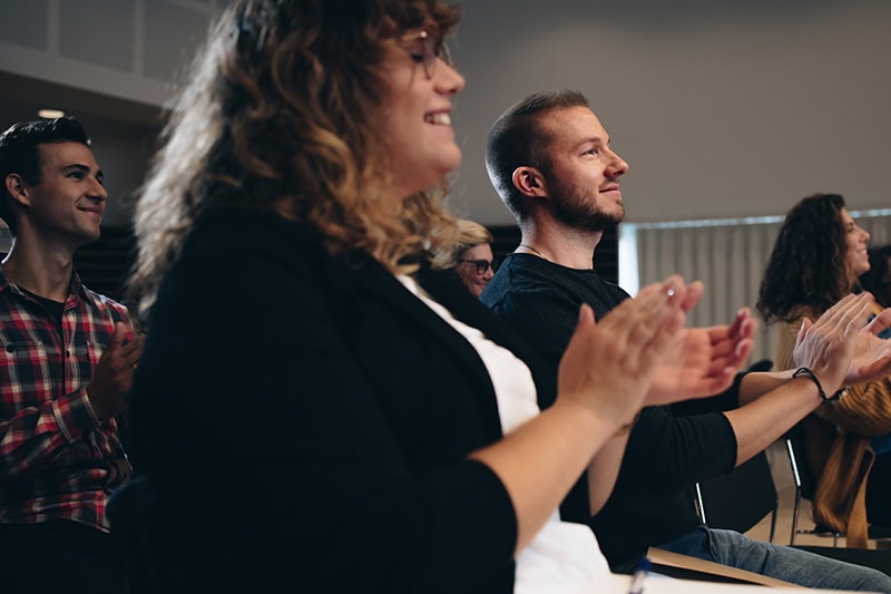 Gruppe af mennesker er samlet til DISC foredrag om DISC personlighedstest og teori.