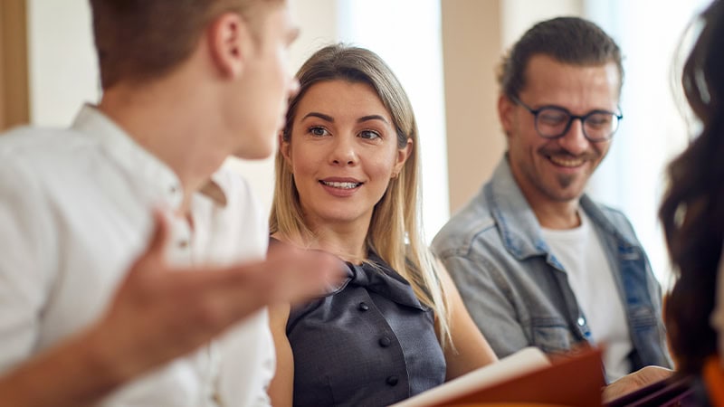 Kollegaer deltager i workshop om arbejdsglæde og trivsel på arbejdspladsen.