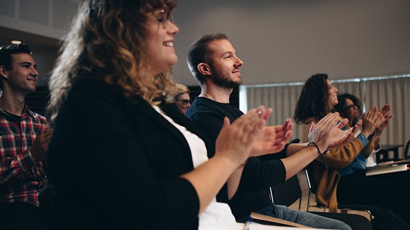 Kollegaer deltager i workshop om arbejdsglæde og trivsel på arbejdspladsen.