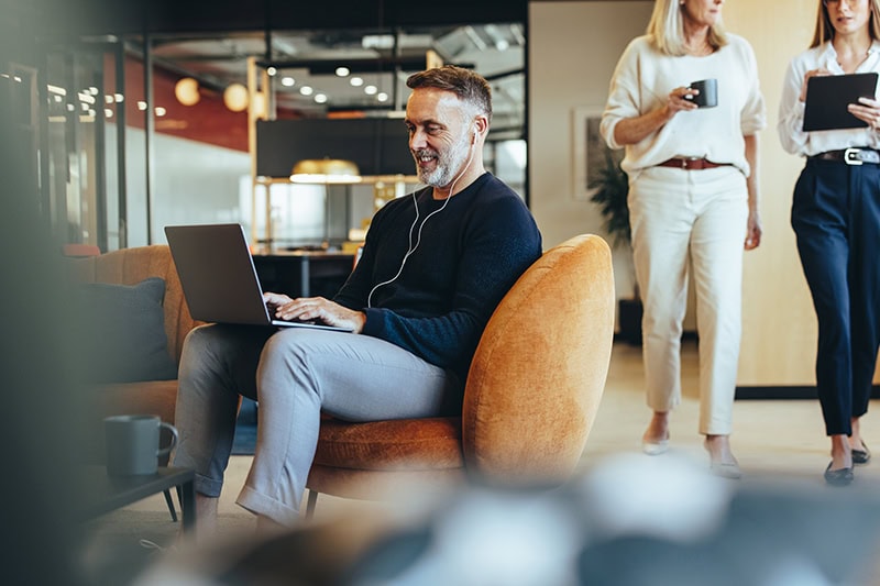 Person tager DISC persontypetest online, som resulterer i en personprofil.