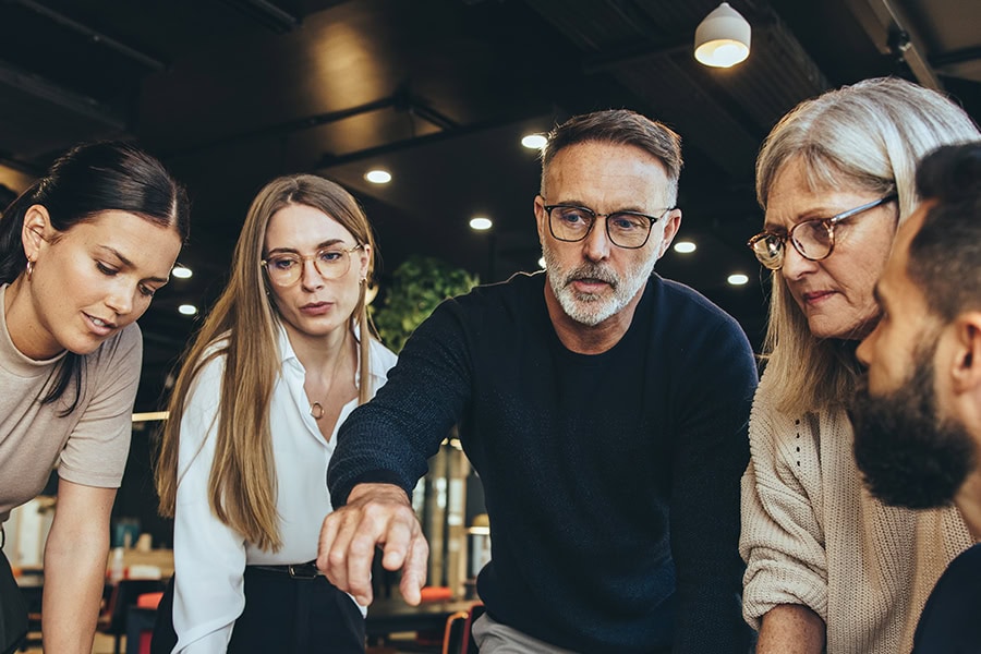 Teamudvikling med DISC skaber effektive teams med indsigt i persontyper, roller og ansvarsområder.